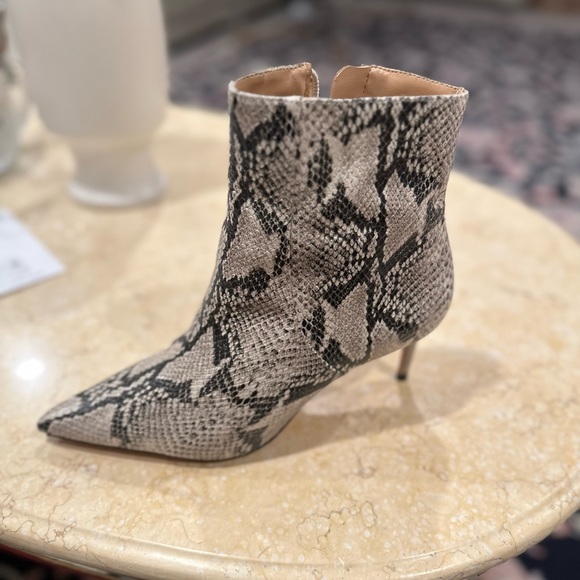 Schutz snake pattern booties size 9.5